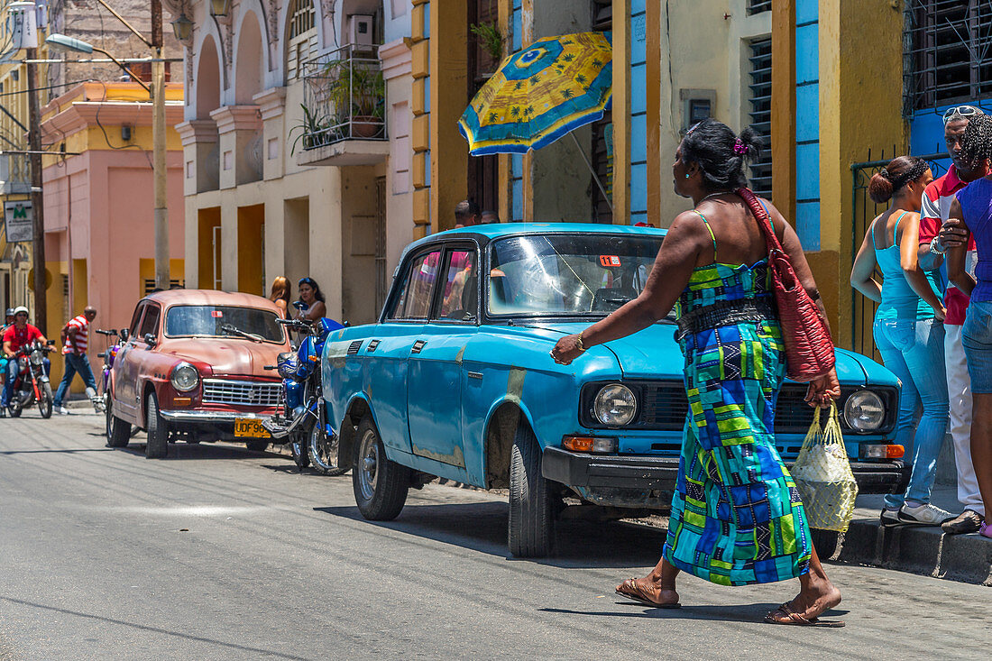 Frau spaziert durch die Straßen von Santiago de Cuba, Kuba