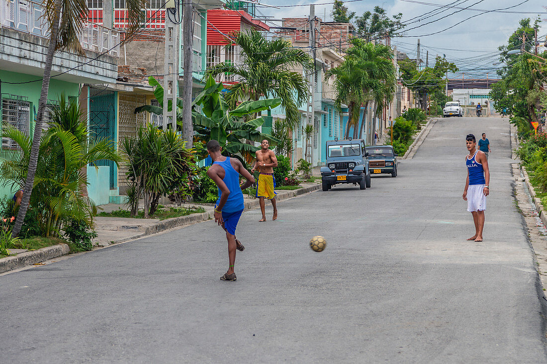 Jugendliche spielen Fussball auf den Straßen von Santiago de Cuba, Kuba