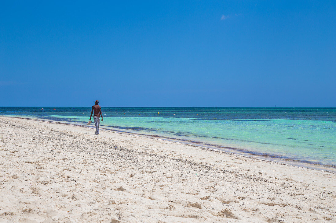 Kubaner spaziert den Strand entlang, Playa Santa Lucia, Kuba