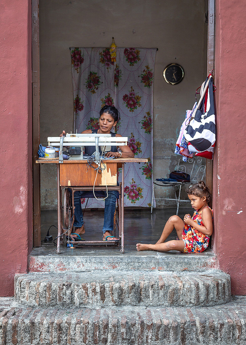 Mutter und Tochter in ihrem eigenen kleinen Geschäft in Camagüey, Kuba