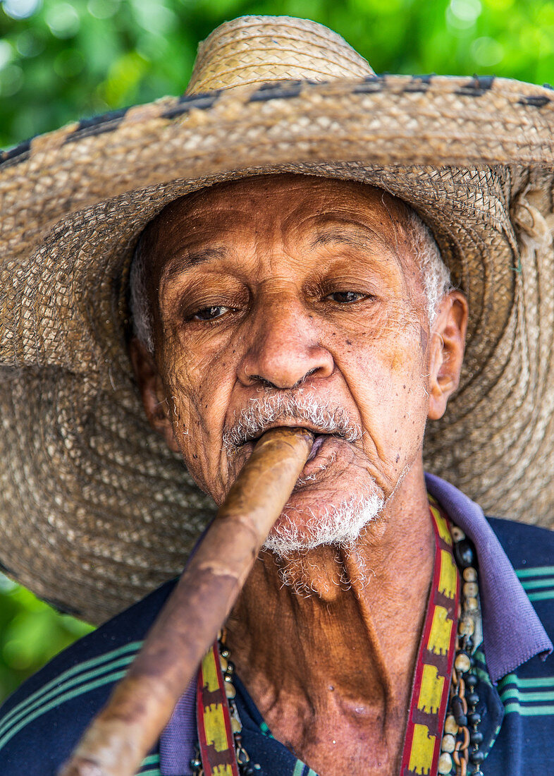 Cubans smoke a huge cigar in Camagüey, Cuba