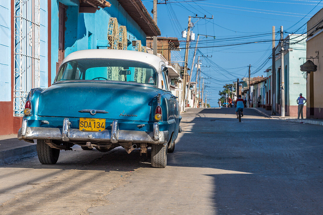 Blauer Oltimer in den Straßen von  Trinidad, Kuba