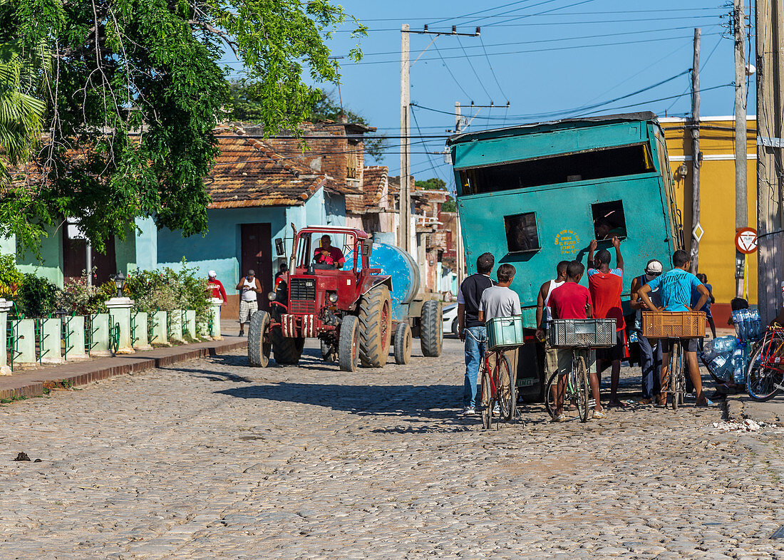 Traktor fährt durch Trinidad, Kuba