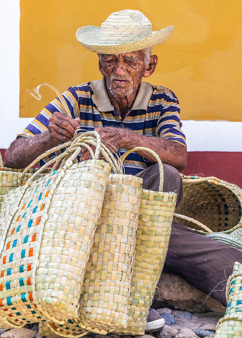 Korbflechter in Trinidad, Kuba