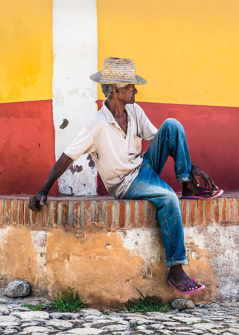 Mann macht kleine Pause in Trinidad, Kuba