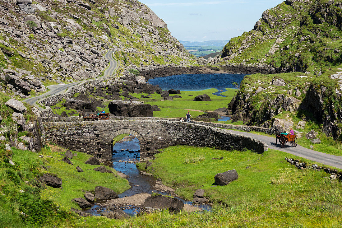 Steinbrücke und Augher See an der Gap of Dunloe Road, Grafschaft Kerry, Irland, Europa