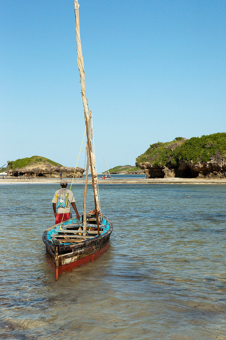 Fischer mit traditionellem Boot am Hauptstrand von Watamu, Malindi, Kenia