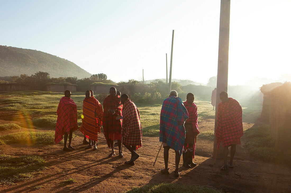 Gruppe von Masai am Morgen, Nationalpark Masai Mara, Serengeti, Kenia