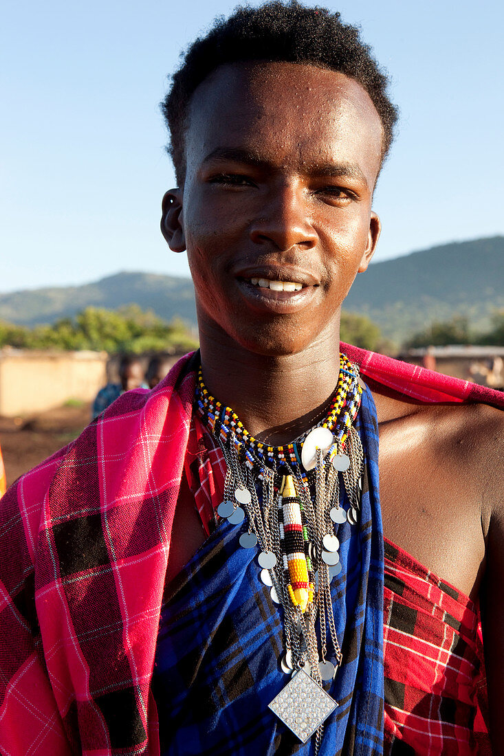 Junger Masai mit typischer Kleidung, Nationalpark Masai Mara, Serengeti, Kenia