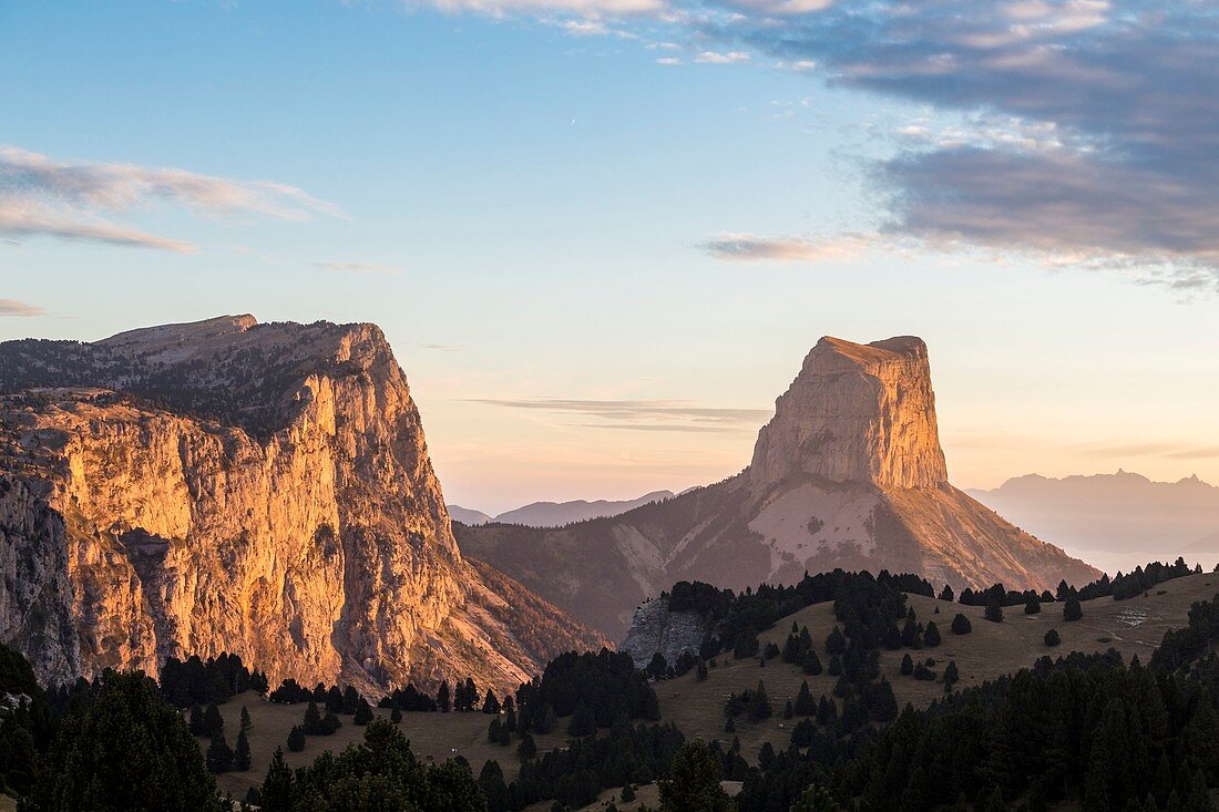 Frankreich, Isère, Regionaler Naturpark Vercors, Trieves, Mont Aiguille (2086 m), vom Pass von Aiguille (1622 m) aus, links der Rochers du Parquet