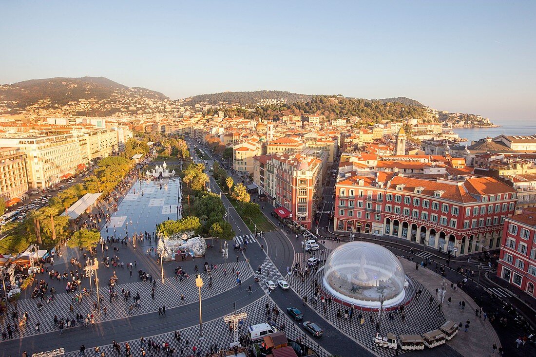 Frankreich, Alpes-Maritimes, Nizza, die Promenade du Paillon, der 3000 m2 große Wasserspiegel und die Wasserstrahlen des Massena-Platzes, Blick auf den Uhrturm des ehemaligen Konvents der Minderbrüder von Saint-François