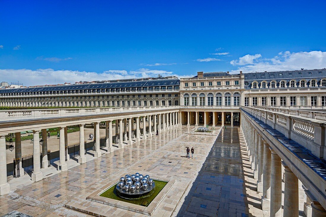 Frankreich, Paris, Palais Royal (Königspalast), die Springbrunnen aus Metallkugeln des Bildhauers Pol Bury