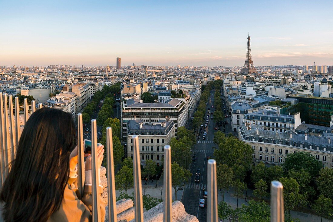 Frankreich, Paris, Panoramablick von der Terrasse des Arc de Triomphe bis zum Eiffelturm