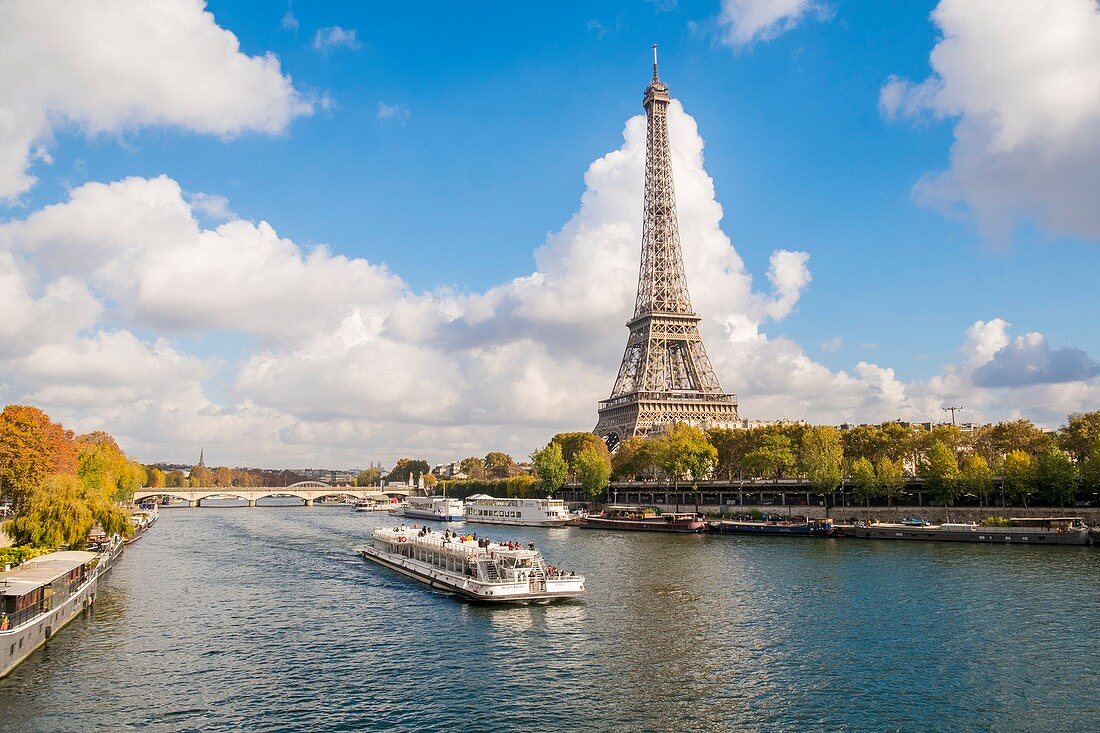 Frankreich, Paris, von der UNESCO zum Weltkulturerbe erklärtes Gebiet, der Eiffelturm und ein Boot im Herbst