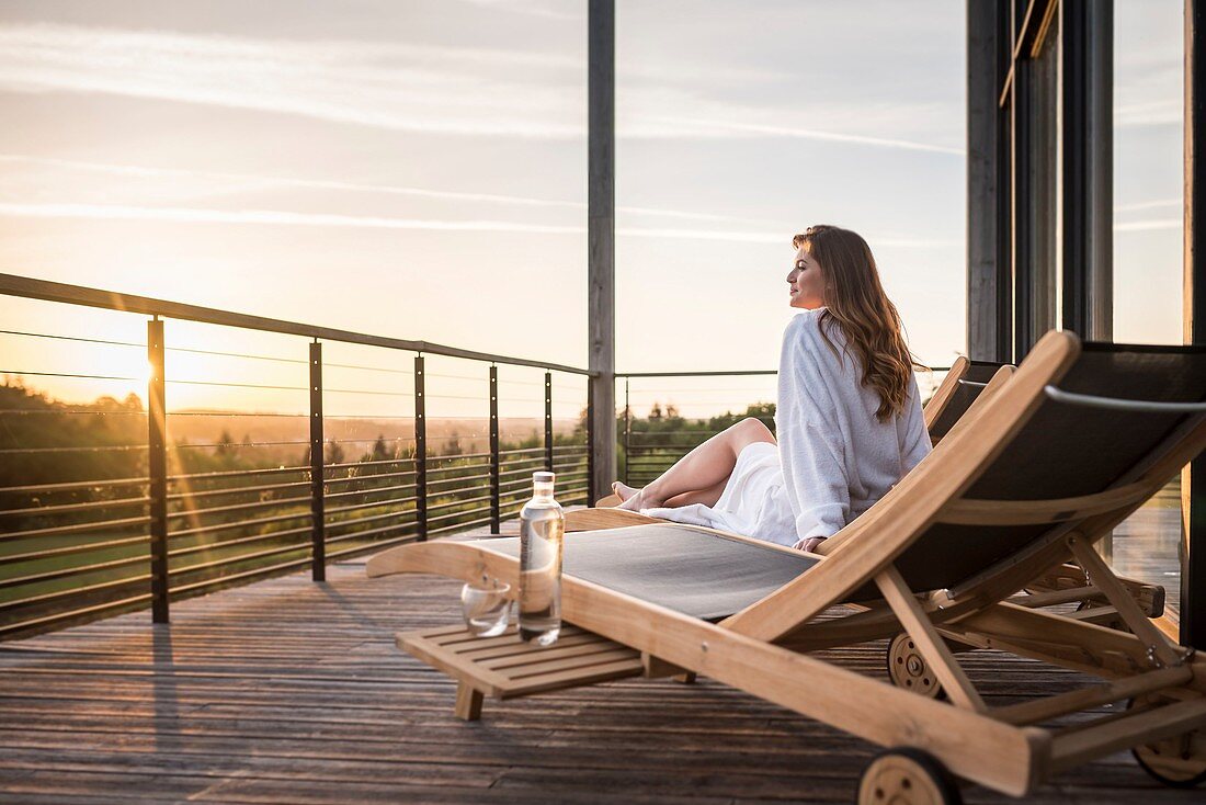Frankreich, Morbihan, La Gacilly, Hotel la Grée des Landes, Sonnenuntergang von der Terrasse des Entspannungspools