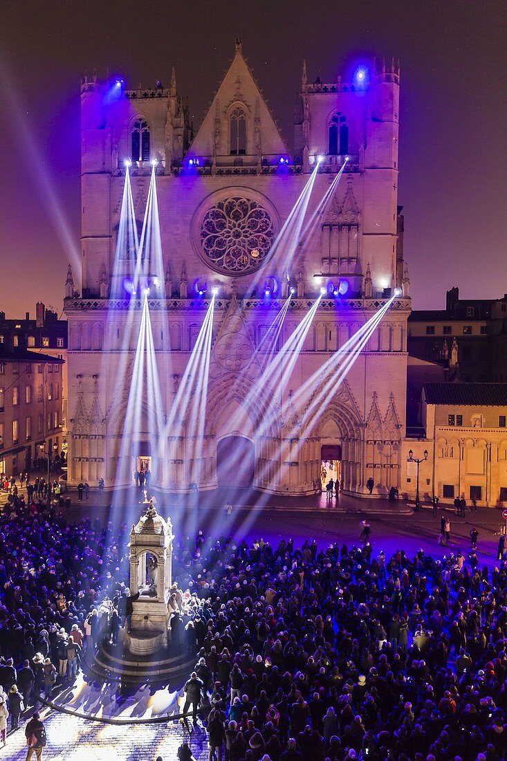 Frankreich, Rhone, Lyon, Bezirk Vieux-Lyon, historische Stätte, von der UNESCO zum Weltkulturerbe erklärt, die Kathedrale von Lyon (Kathedrale Saint-Jean-Baptiste de Lyon) während des Fête des lumières (Lichtfest), die Show 'Evolution' von Yann Nguema