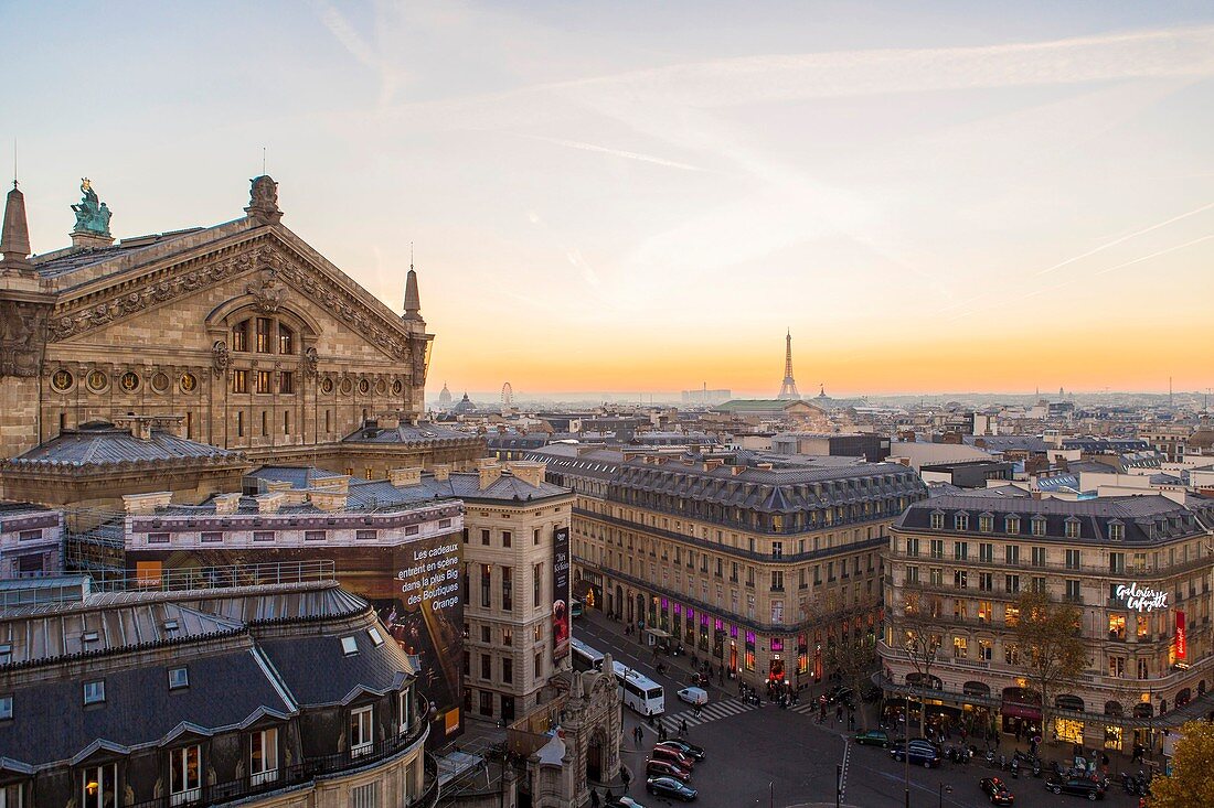 Frankreich, Paris, die Oper und der Eiffelturm bei Einbruch der Dunkelheit