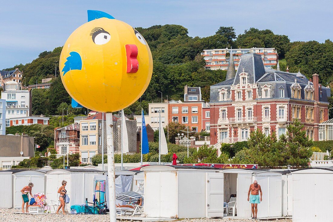 Frankreich, Seine-Maritime, Le Havre, Kieselstrand und Strandhütten mit der Villa Maritime 