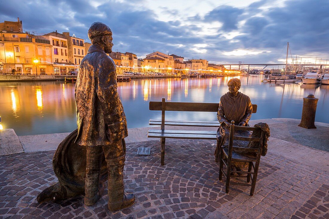 Frankreich, Bouches-du-Rhône, Martigues, Kai der Girondins, Bronzestatuen: der Fischer und der Schornsteinfeger von Sébastien Langloys