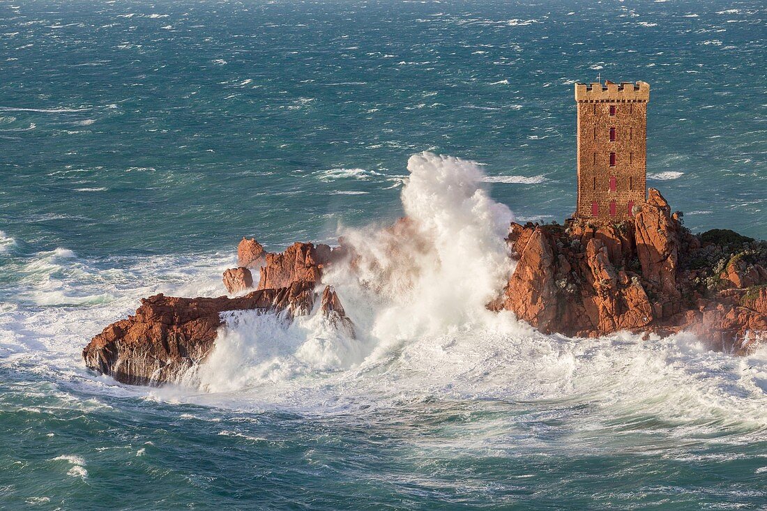 Frankreich, Var, Saint-Raphaël, große Welle und starke Winde auf dem Turm der Ile d'Or am Cap du Dramont