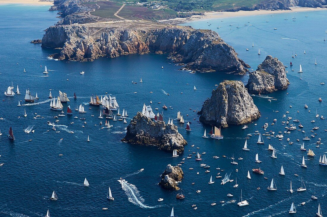 Frankreich, Finistère, Camaret sur mer, Seefest von Brest 2016, die große Parade zwischen Brest und Douarnenez am 19. Juli 2016, traditionelle Boote auf den Pois-Stapeln an der Pointe de Penhir (Luftaufnahme)