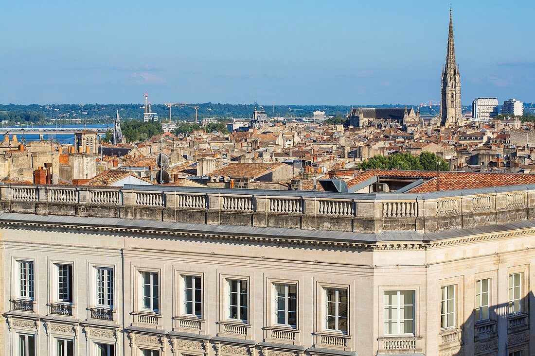 Frankreich, Gironde, Bordeaux, UNESCO-Weltkulturerbegebiet, Blick auf die Altstadt mit dem Glockenturm der Basilika Saint-Michel vom Dach des Grand Hôtel