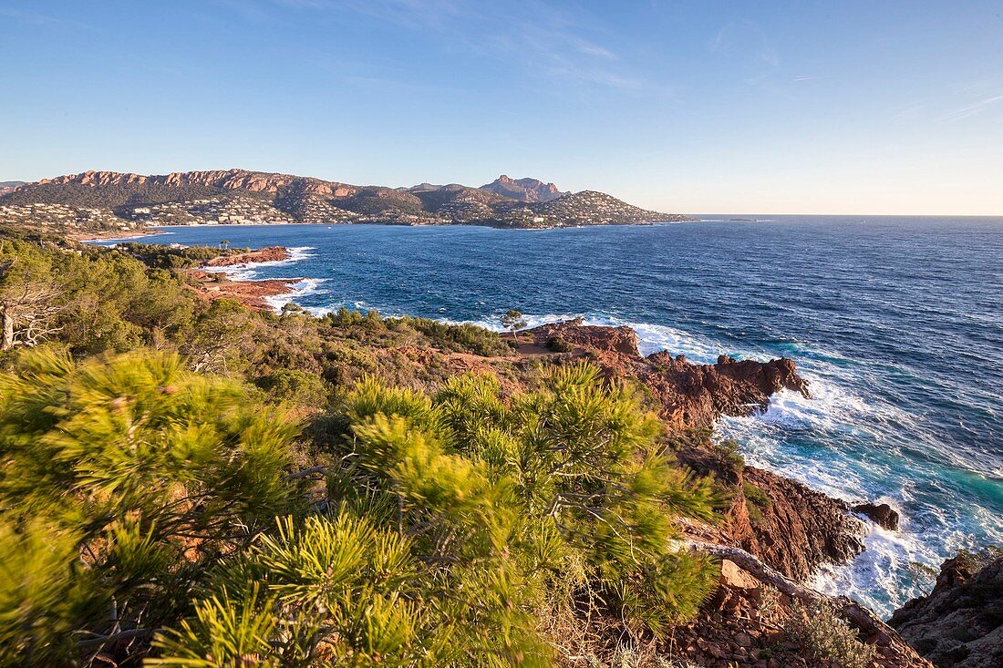 Frankreich, Var, Corniche de l'Estérel, Agay, Saint-Raphaël, das Massiv von Estérel, die Bucht von Agay mit dem Blick auf das Cap Roux vom Cap du Dramont