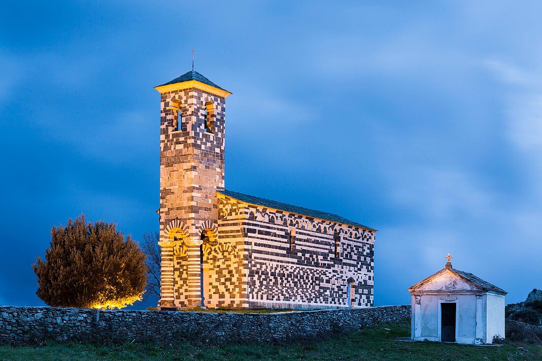 Frankreich, Haute-Corse, Region Nebbio, die polychrome Kirche San Michele de Murato (XII. Jh.) im pisanischen romanischen Stil hat abwechselnd grüne (Serpentin) und weiße (Kalkstein) Steine.