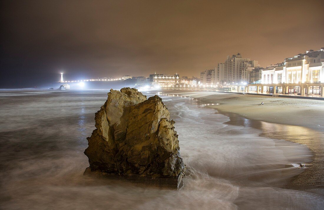 Frankreich, Pyrénées-Atlantiques, Baskenland, Biarritz, Nachtansicht des La Grande Plage mit dem Casino