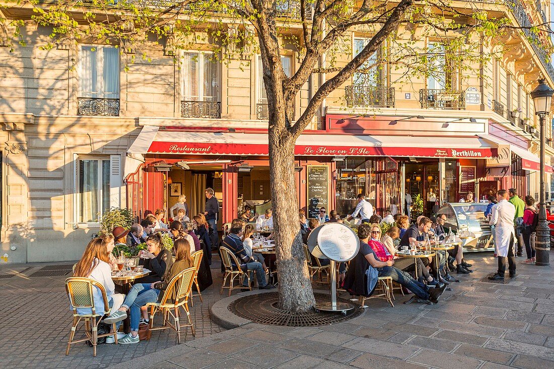 France, Paris, area listed as World Heritage by UNESCO, Saint Louis Island and the restaurant Le Flore en l'Ile, vendor of Berthillon ice cream