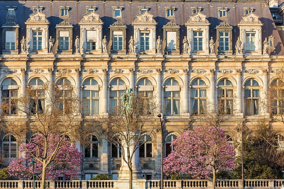 Frankreich, Paris, von der UNESCO zum Weltkulturerbe erklärtes Gebiet, das Rathaus im Frühjahr