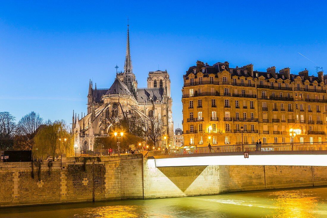 France, Paris, area listed as World Heritage by UNESCO, the Saint Louis Bridge connecting the Cite island and Notre Dame Cathedral