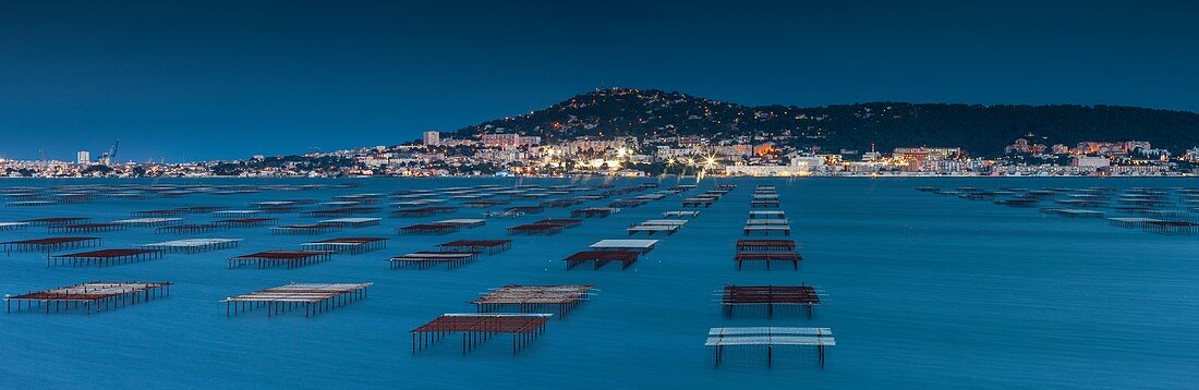 Frankreich, Hérault, Sète, Etang de Thau (Thau-See) und die Stadt Sète im Hintergrund