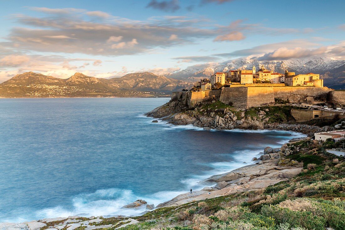 Frankreich, Haute-Corse, Balagne, Calvi, die Stadtmauern der genuesischen Zitadelle, im Hintergrund das Massiv des Monte Grosso