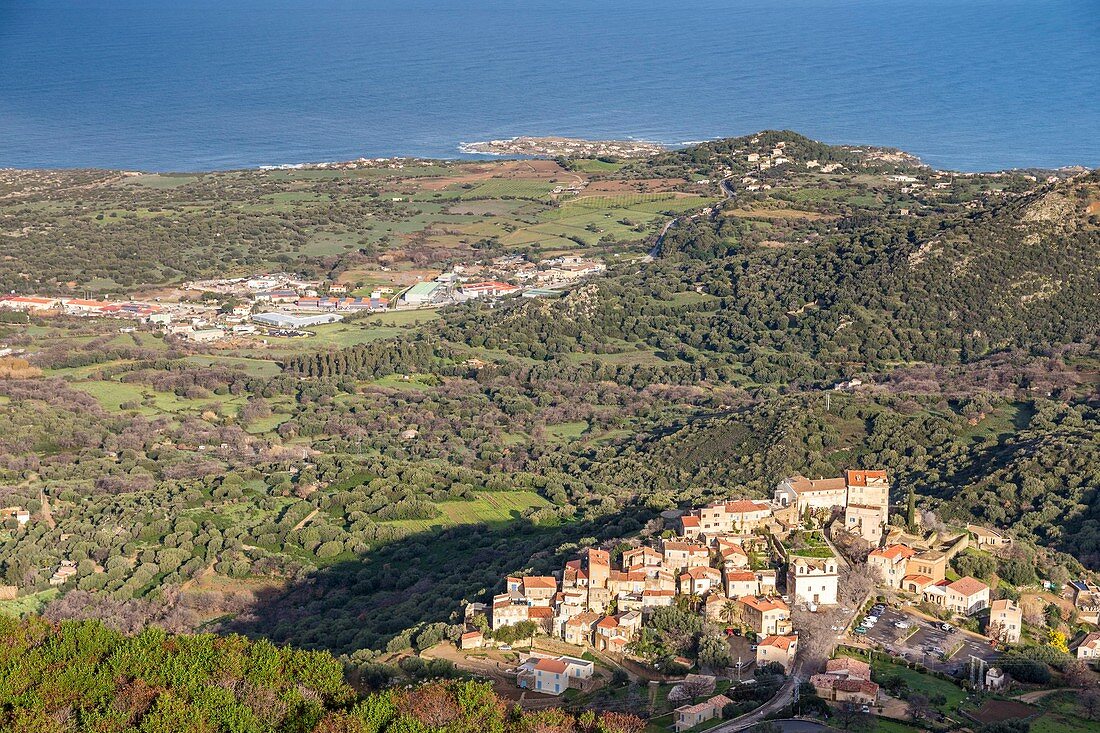 Frankreich, Haute-Corse, Balagne, Blick auf das Dorf Pigna auf dem Hügel