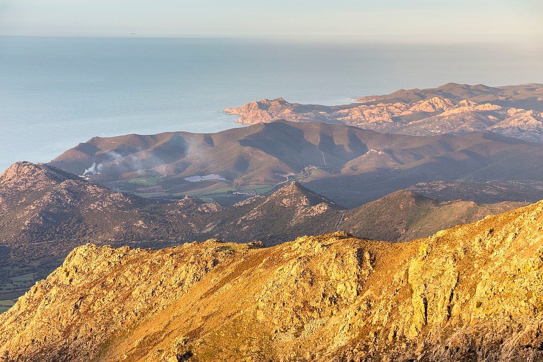 Frankreich, Haute-Corse, Balagne, Blick vom Battagglia-Pass auf die Küste, die Wüste Agriates