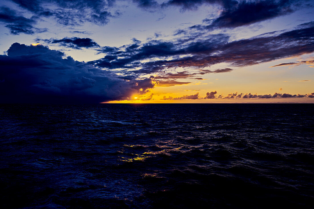 Sonnenaufgang vor der Dominikanischen Republik, Karibik, Mittelamerika