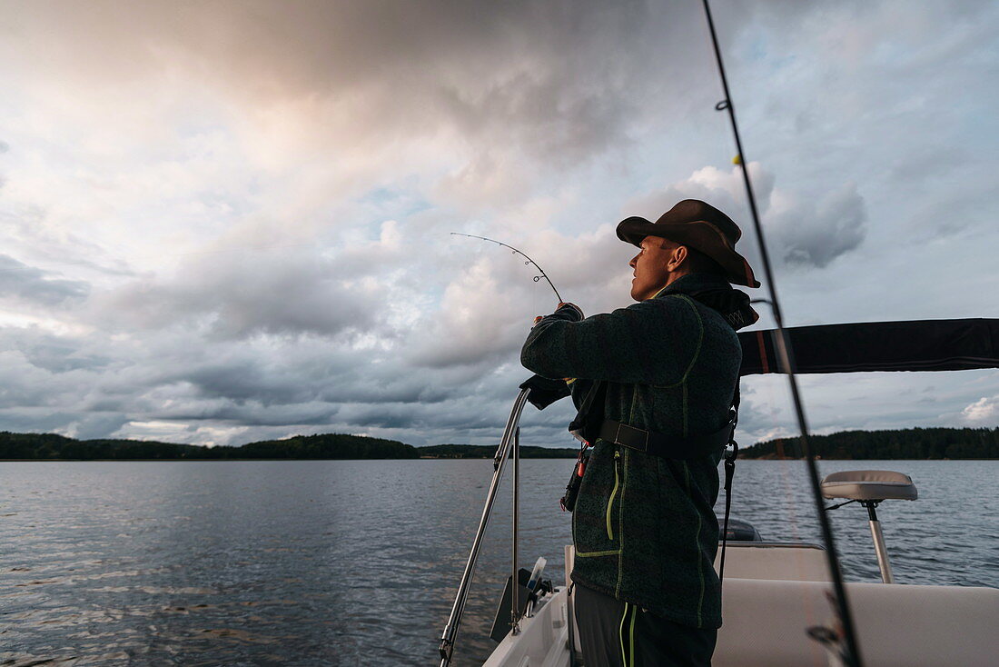 Fischer beim Angeln in den Gewässern von Hummelfjärden des inneren Archipels, Finnland