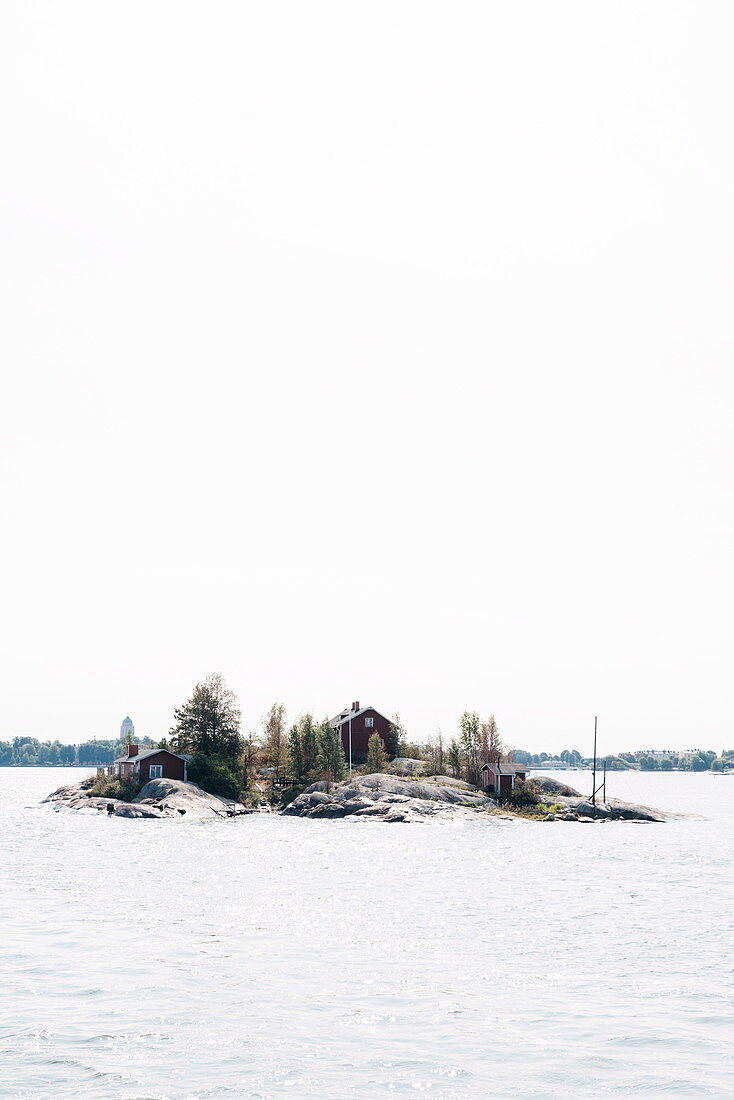 Eine Insel des Helsinki-Archipels in der Bucht von Kruunuvuoreselkä, Finnland