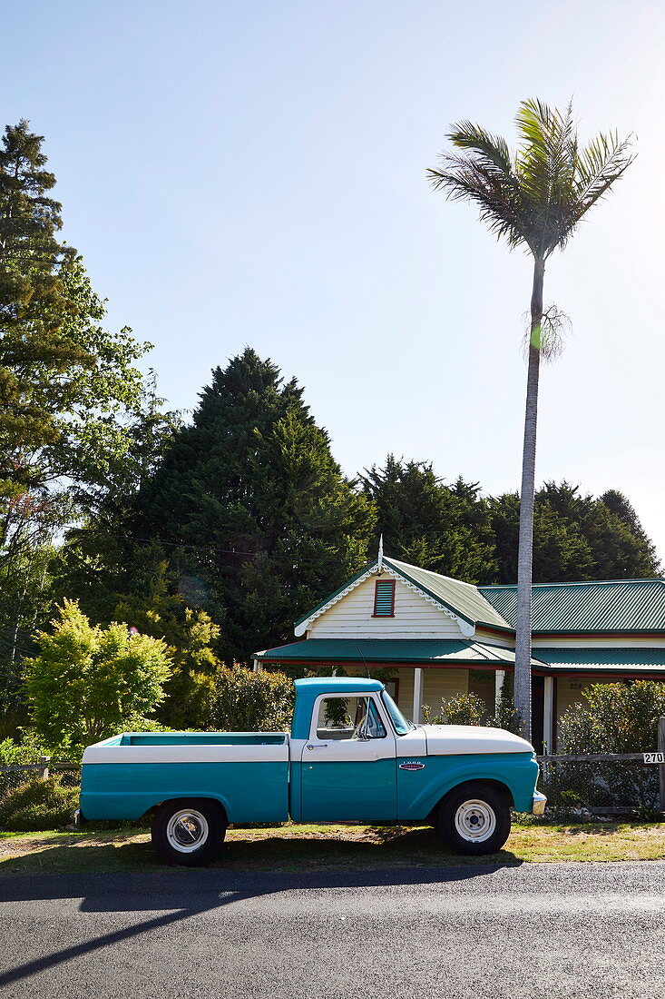 Pickup vor einem Haus, NSW, Australien