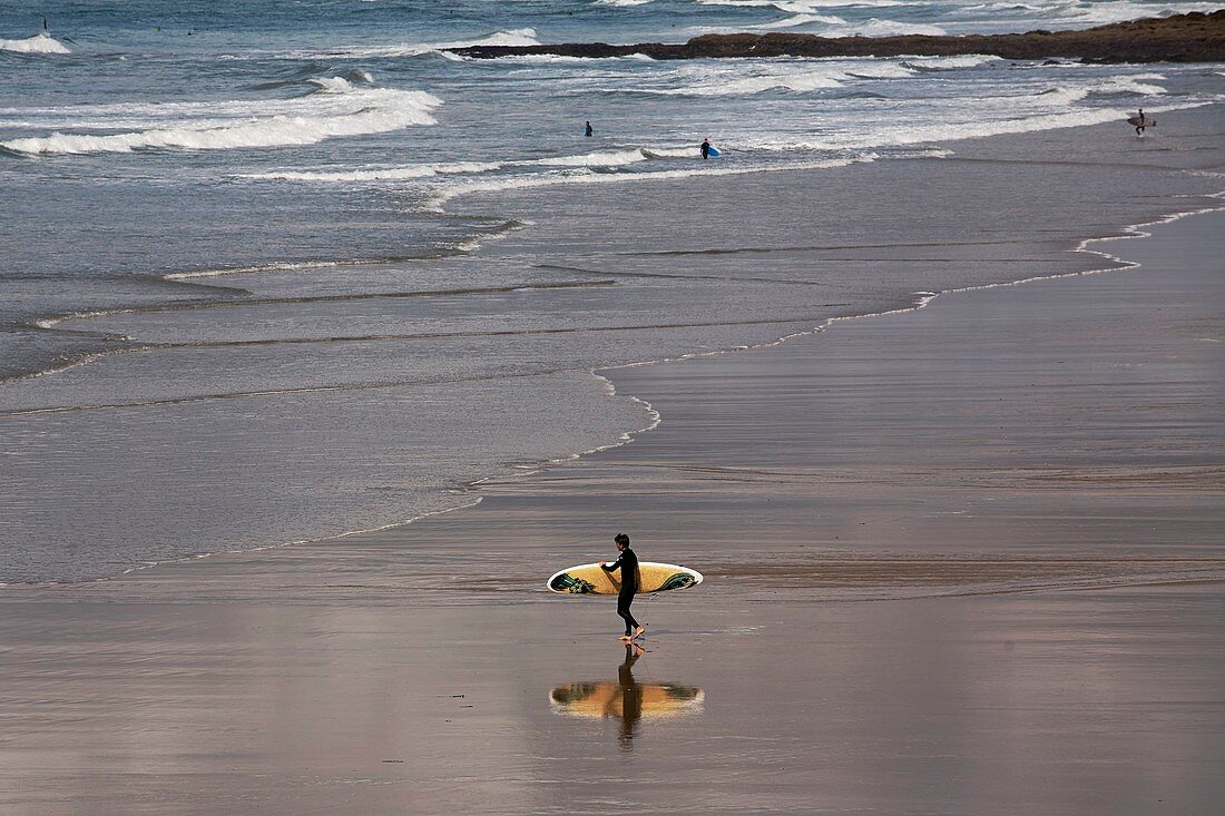Frankreich, Morbihan, Guidel, Surfer am Strand