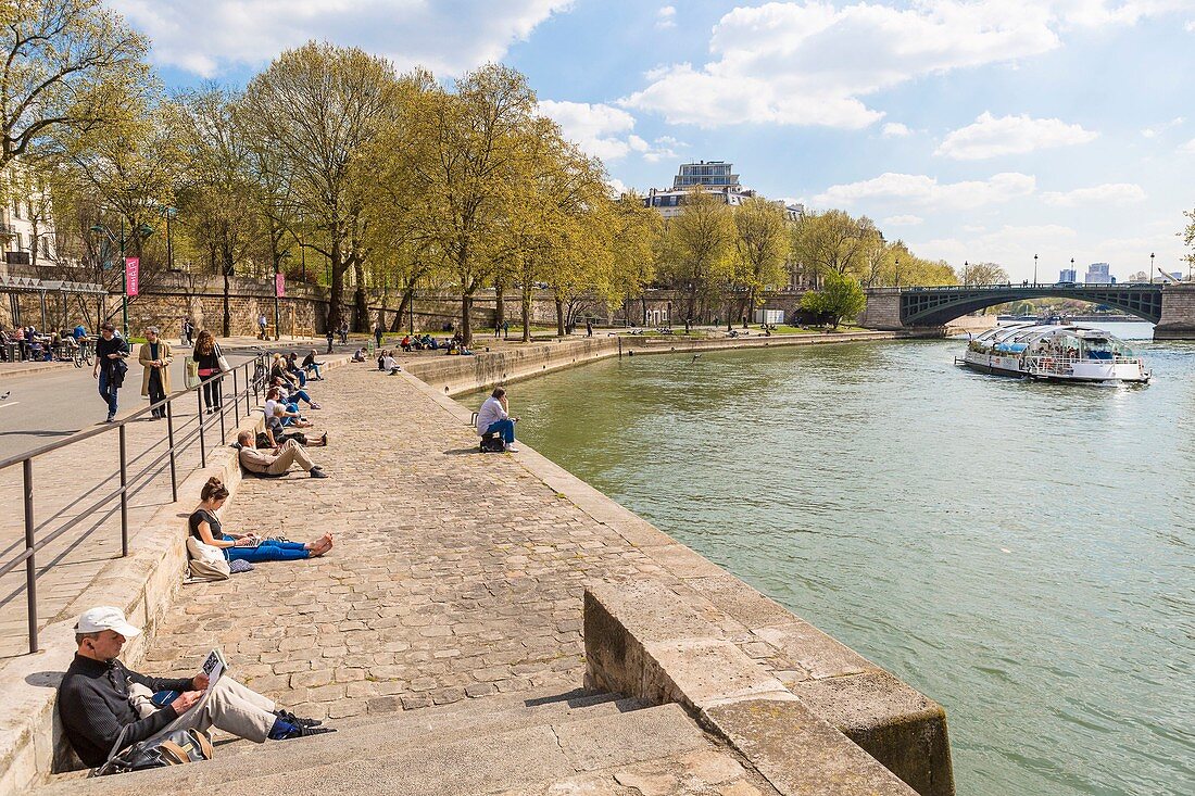 France, Paris, area listed as World Heritage by UNESCO, the Rives de Seine park, new railway lanes inaugurated on 02/04/2017, petanque party