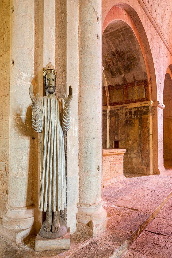 Frankreich, Var, Le Thoronet, Zisterzienserabtei von Le Thoronet, erbaut im 12. und 13. Jahrhundert, Statue des Heiligen Benoit im Kirchenschiff