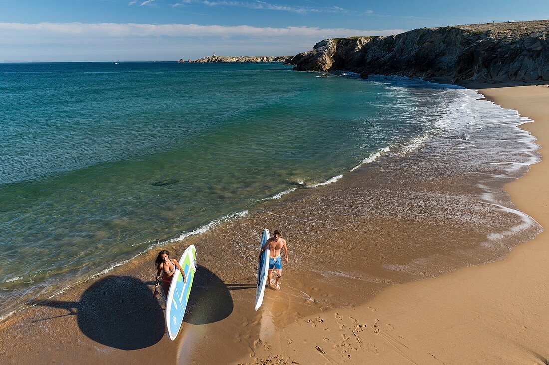 France, Morbihan, Peninsula of Quiberon, Quiberon, couple on paddle in the wild coast