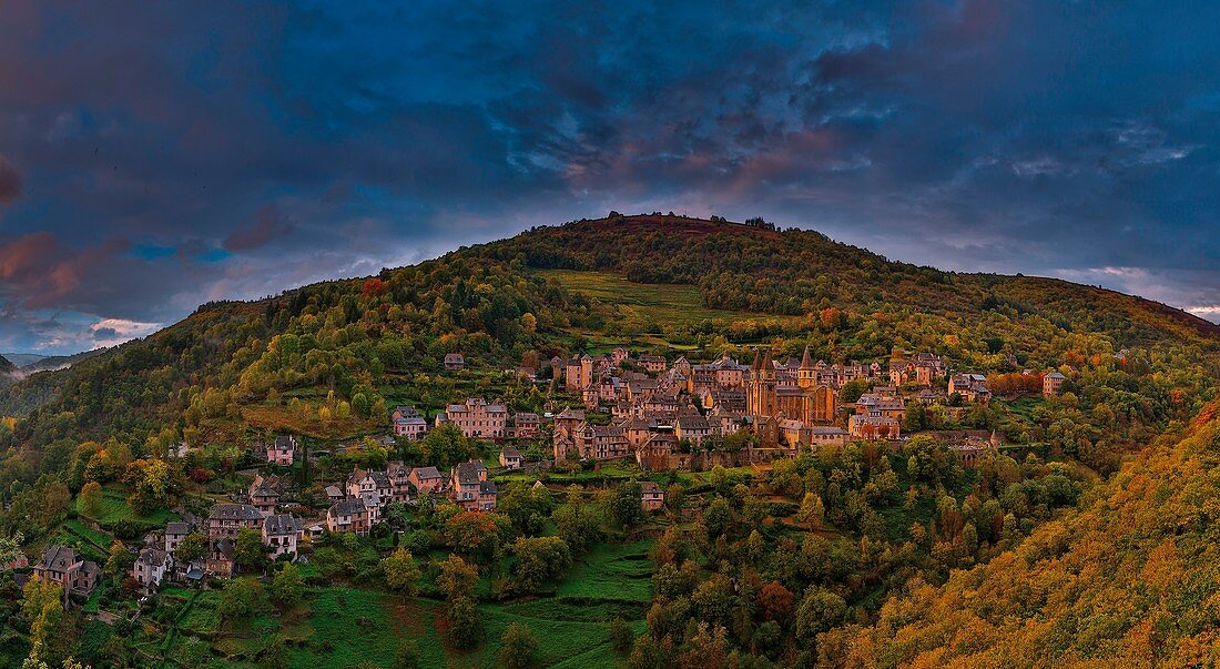 Frankreich, Aveyron, kennzeichnet als Grands Sites de Midi-Pyrénées, Conques, aufgeführt als eines der schönsten Dörfer in Frankreich, Gesamtansicht des Dorfes bei Sonnenuntergang