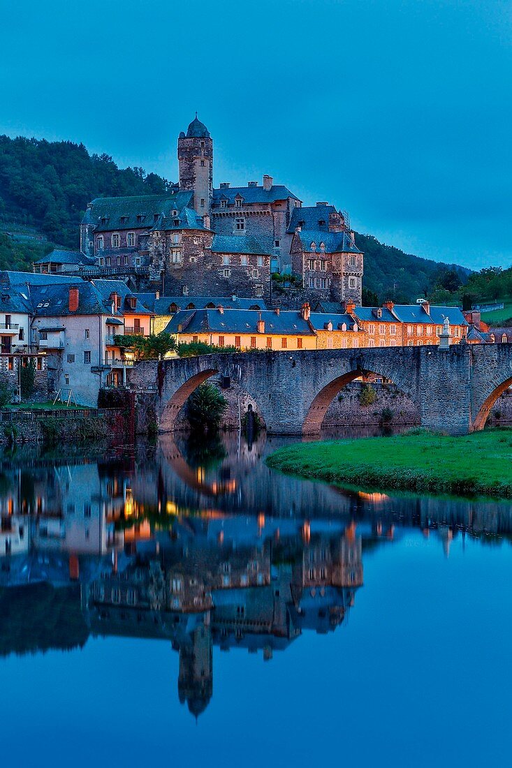 Frankreich, Aveyron, Estaing, aufgeführt als eines der schönsten Dörfer Frankreichs, die Brücke, UNESCO-Weltkulturerbe, Dorf und Brücke spiegeln sich im Fluss Lot