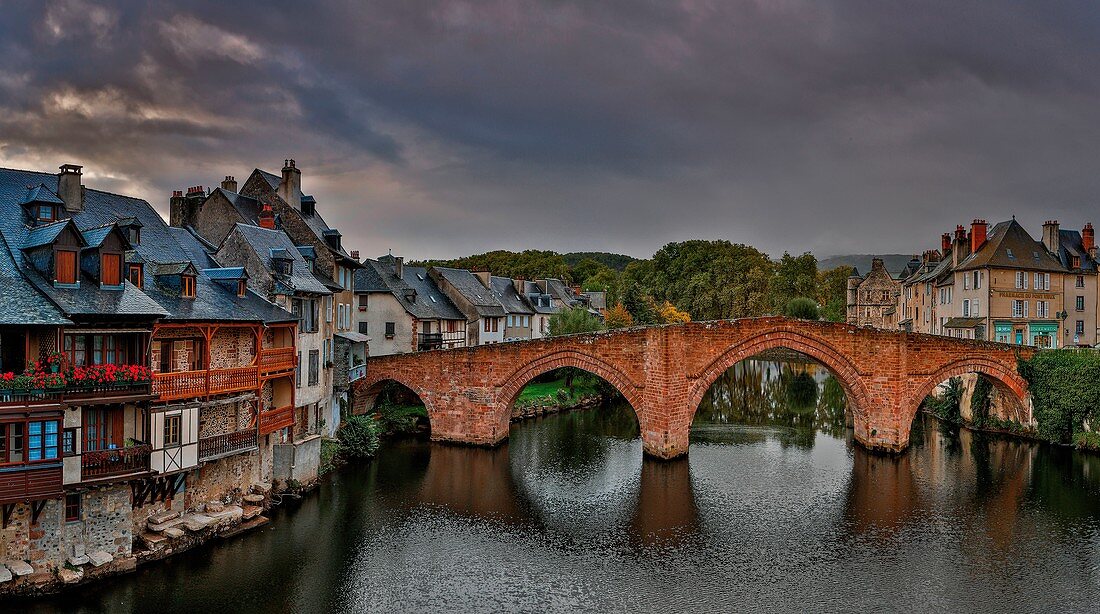 Frankreich, Aveyron, Espalion, UNESCO-Weltkulturerbe, aufgeführt als eines der schönsten Dörfer Frankreichs, Pont Vieux, Blick auf die Brücke aus rosa Sandstein und die Stadt am Ufer des Lot