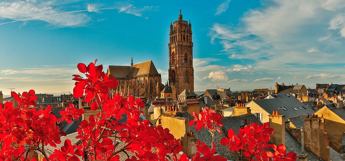Frankreich, Aveyron, kennzeichnet als Grands Sites de Midi-Pyrénées, Rodez, Kathedrale Notre Dame de Rodez, aus den Dächern der Stadt auftauchende Kathedrale