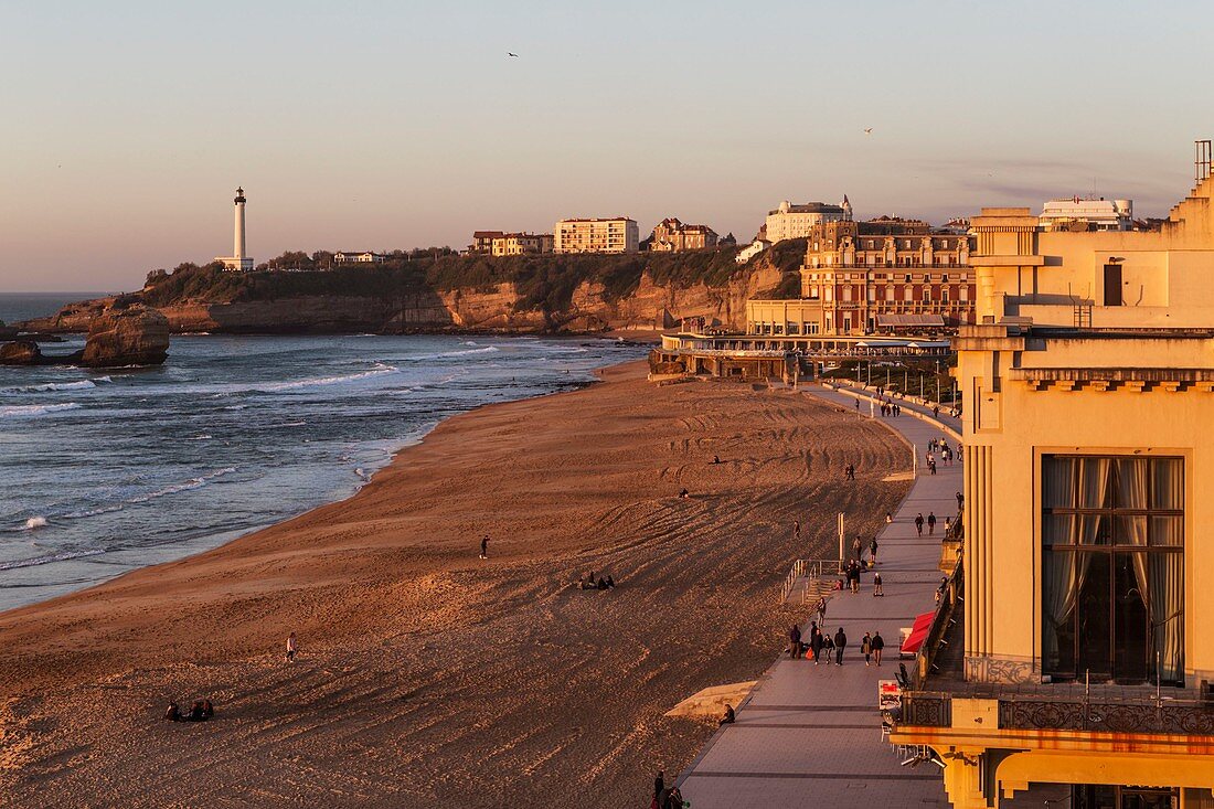 Frankreich, Pyrénées-Atlantiques, Baskenland, Biarritz, la Grande Plage, Sonnenuntergang