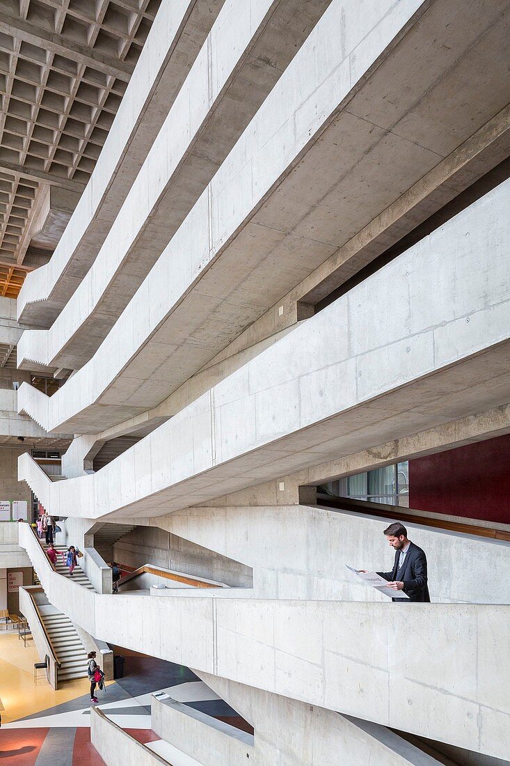 Frankreich, Seine-Saint-Denis, Pantin, Centre National de la danse (CND), installiert in einem Gebäude des brutalistischen Architekten Jacques Kalisz, Atrium